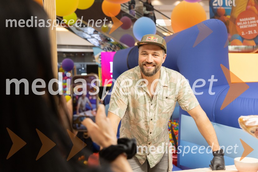Filip Flisar v Citycentru Celje zarezal v Pohorsko šunko