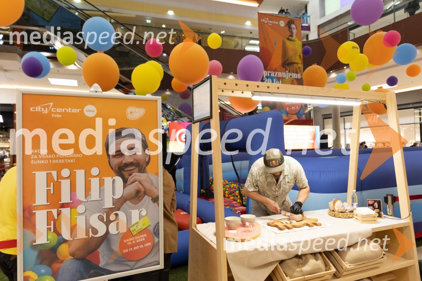 Filip Flisar v Citycentru Celje zarezal v Pohorsko šunko