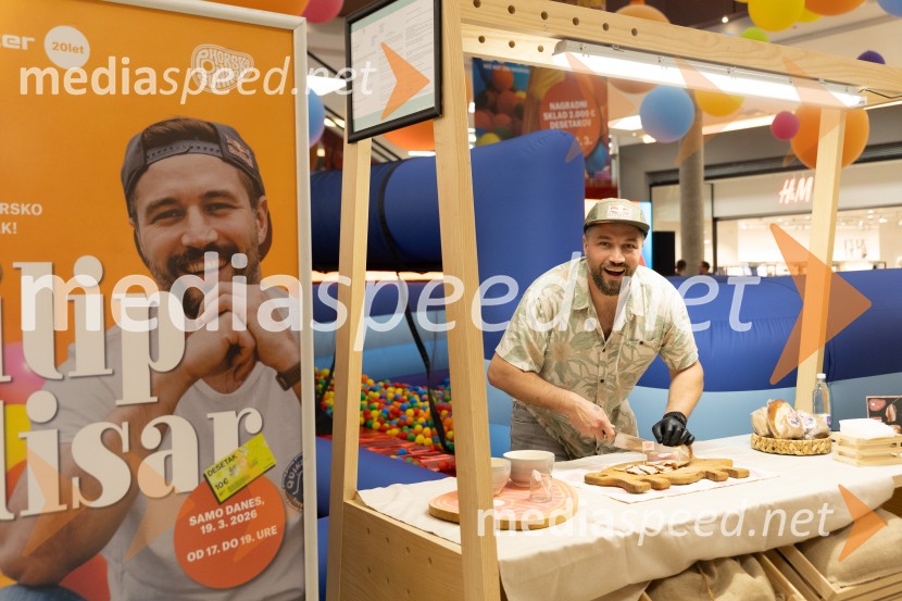 Filip Flisar v Citycentru Celje zarezal v Pohorsko šunko