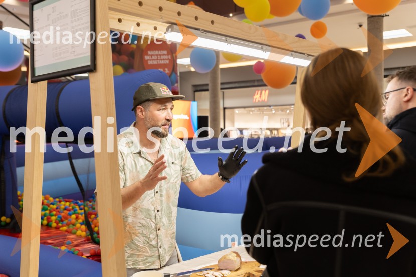 Filip Flisar v Citycentru Celje zarezal v Pohorsko šunko