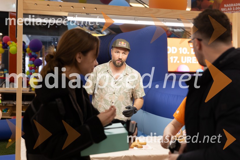 Filip Flisar v Citycentru Celje zarezal v Pohorsko šunko