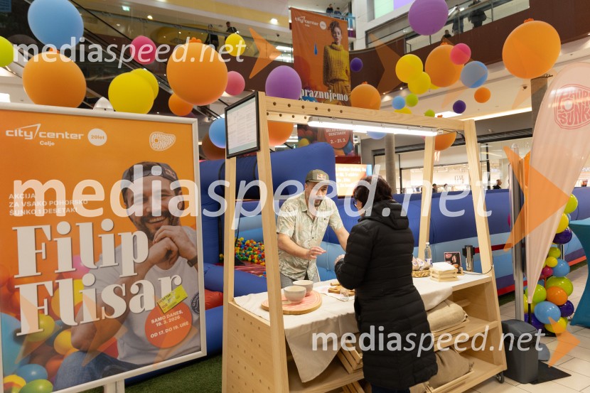 Filip Flisar v Citycentru Celje zarezal v Pohorsko šunko