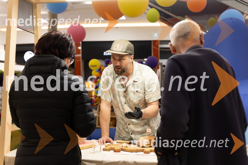 Filip Flisar v Citycentru Celje zarezal v Pohorsko šunko