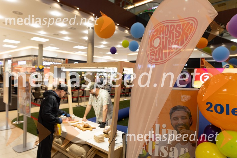 Filip Flisar v Citycentru Celje zarezal v Pohorsko šunko