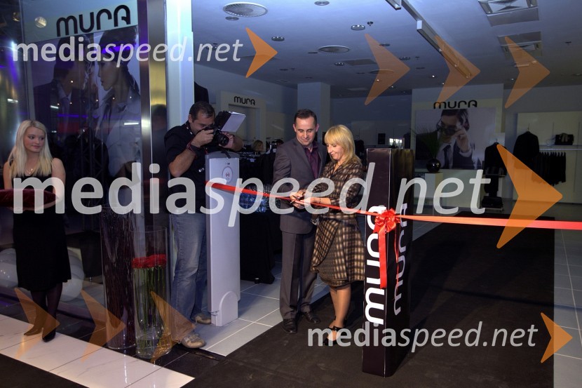 poslovodja Ciril Bukovec in Maja TuškejMura, odprtje nove prodajalne in modna revija