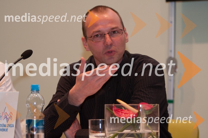 Sebastijan Piletič, soavtor biografije Mira CerarjaMiro Cerar in njegov čas, predstavitev biografije Mira Cerarja