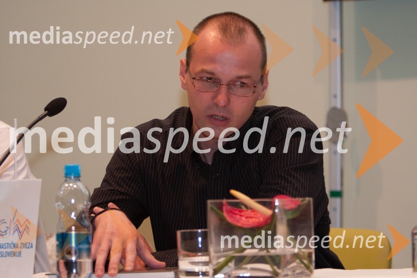 Sebastijan Piletič, soavtor biografije Mira CerarjaMiro Cerar in njegov čas, predstavitev biografije Mira Cerarja