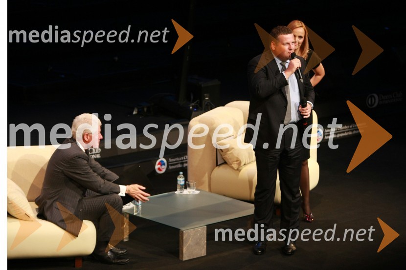 Bill Clinton, 42. predsednik Združenih držav Amerike, Tomaž F. Lovše, direktor Diners Club in Ajša Vodnik, izvršna direktorica AmCham (Ameriška gospodarska zbornica)Bill Clinton, 42. predsednik ZDA na obisku v Sloveniji, na povabilo Diners Club Slovenija