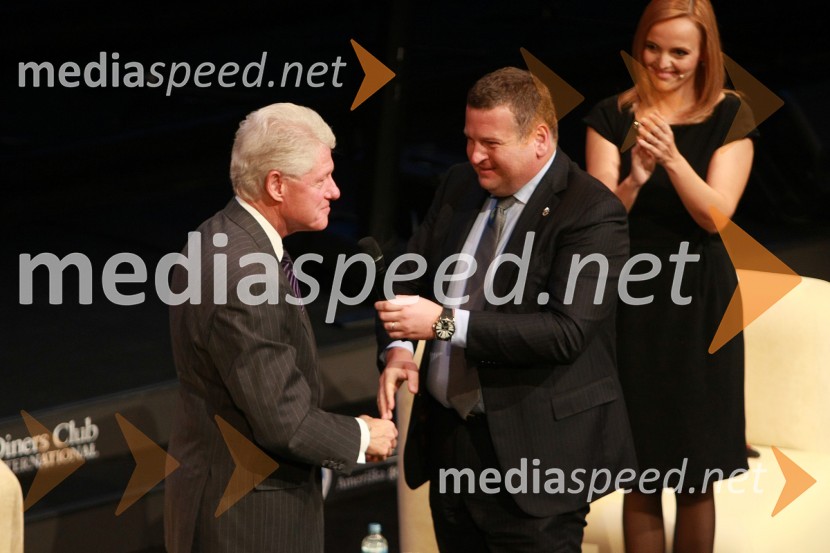Bill Clinton, 42. predsednik Združenih držav Amerike, Tomaž F. Lovše, direktor Diners Club in Ajša Vodnik, izvršna direktorica AmCham (Ameriška gospodarska zbornica)Bill Clinton, 42. predsednik ZDA na obisku v Sloveniji, na povabilo Diners Club Slovenija