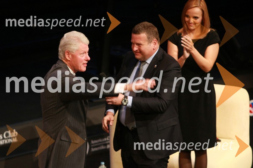 Bill Clinton, 42. predsednik Združenih držav Amerike, Tomaž F. Lovše, direktor Diners Club in Ajša Vodnik, izvršna direktorica AmCham (Ameriška gospodarska zbornica)Bill Clinton, 42. predsednik ZDA na obisku v Sloveniji, na povabilo Diners Club Slovenija