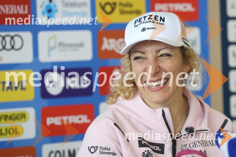  Ilka Štuhec, slovenska alpska smučarkaIlka Štuhec, novinarska konferenca ob koncu kariere