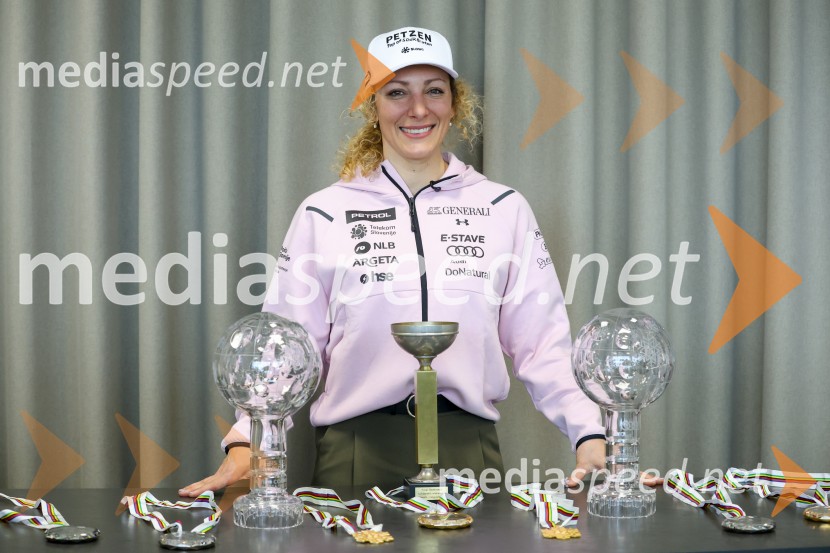  Ilka Štuhec, slovenska alpska smučarkaIlka Štuhec, novinarska konferenca ob koncu kariere