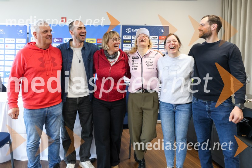  ... ;  ... ;  Darja Črnko, mama Ilke Štuhec;  Ilka Štuhec, slovenska alpska smučarka;  ... ;  ... Ilka Štuhec, novinarska konferenca ob koncu kariere