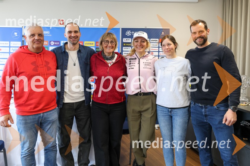  ... ;  ... ;  Darja Črnko, mama Ilke Štuhec;  Ilka Štuhec, slovenska alpska smučarka;  ... ;  ... Ilka Štuhec, novinarska konferenca ob koncu kariere