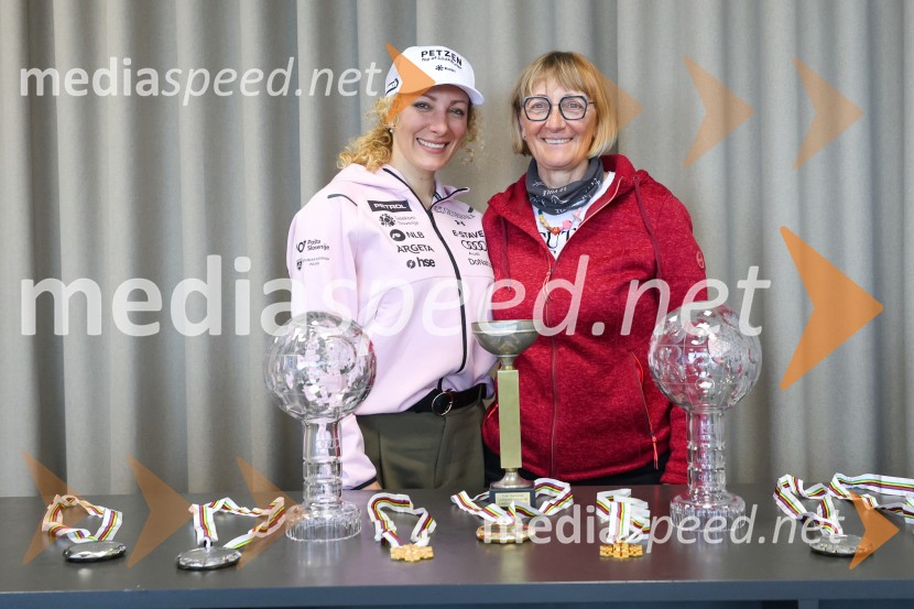  Ilka Štuhec, slovenska alpska smučarka;  Darja Črnko, mama Ilke ŠtuhecIlka Štuhec, novinarska konferenca ob koncu kariere