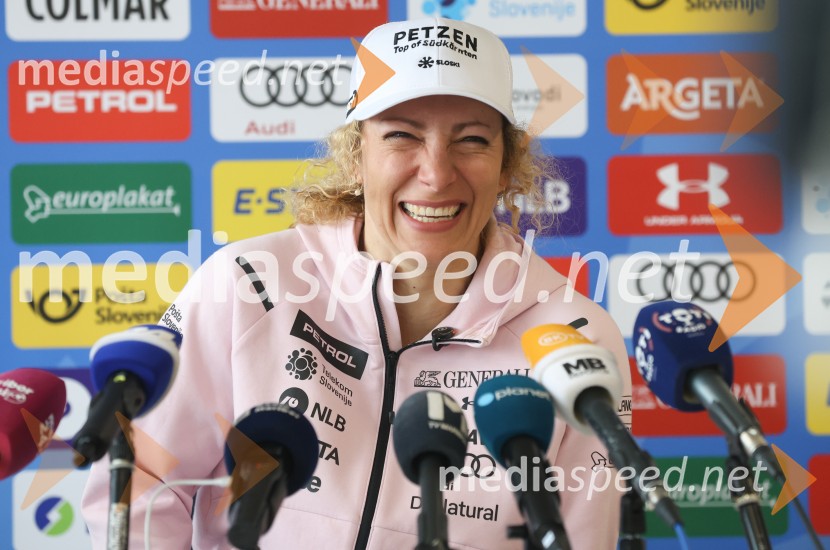  Ilka Štuhec, slovenska alpska smučarkaIlka Štuhec, novinarska konferenca ob koncu kariere