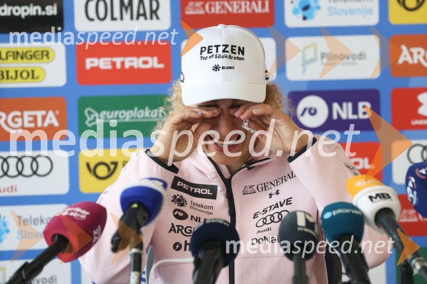  Ilka Štuhec, slovenska alpska smučarkaIlka Štuhec, novinarska konferenca ob koncu kariere
