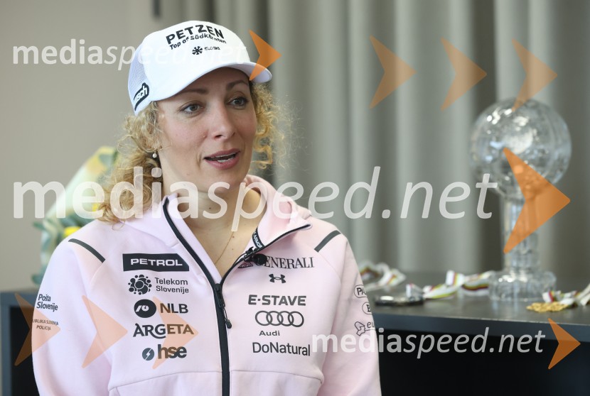  Ilka Štuhec, slovenska alpska smučarkaIlka Štuhec, novinarska konferenca ob koncu kariere