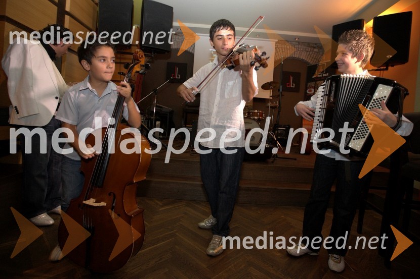 Dominik Kontrec, Angelo Kontrec in Miško Kontrec, člani skupine Mlada LangaSkupina Langa, promocija novega albuma Sunac