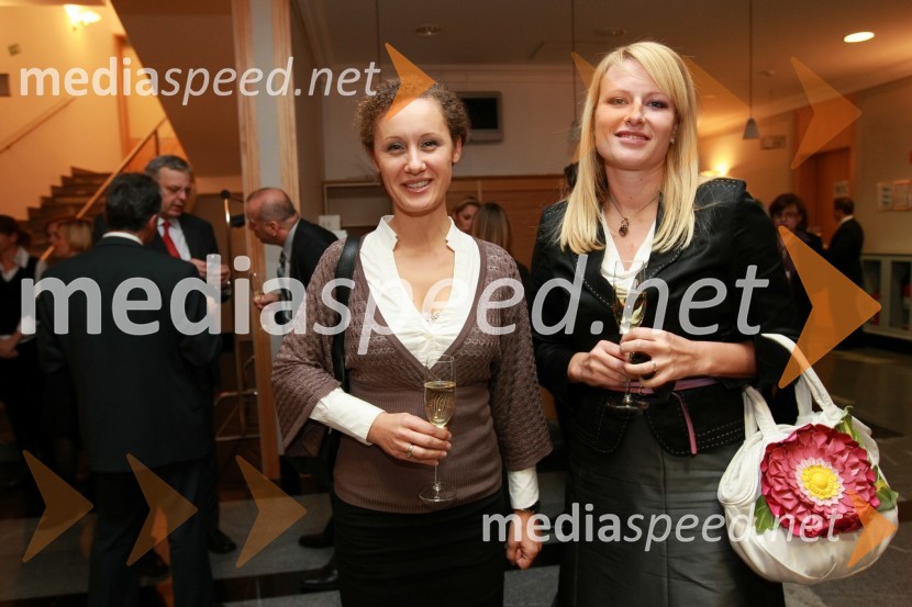 Simona Rakuša, vodja odnosov z javnostmi Microsoft Slovenija in Nina Tomažin, direktorica agencije PropiarEnergija 2009, 5. mednarodna energetska konferenca