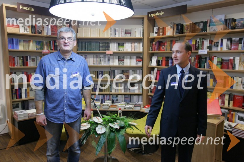 Bojan Roj, vodja Mestne knjigarne Maribor (desno) s sodelavecmMladinska knjiga, odprtje Mestne knjigarne Maribor