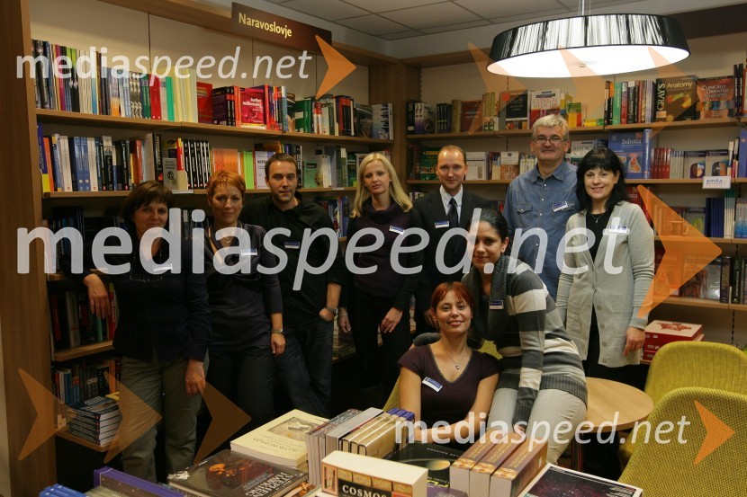 Ekipa zaposlenih v Mestni knjigarni Maribor (MKM)Mladinska knjiga, odprtje Mestne knjigarne Maribor