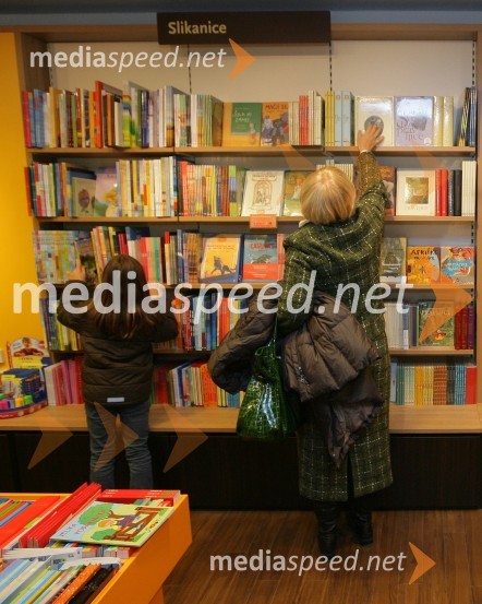 Obiskovalca Mestne knjigarne Maribor (MKM)Mladinska knjiga, odprtje Mestne knjigarne Maribor