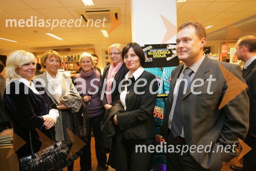 Skupina sodelavcev iz Mladinske knjige TrgovineMladinska knjiga, odprtje Mestne knjigarne Maribor