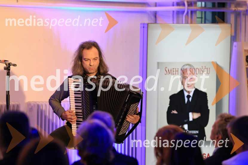  Marko Hatlak, harmonikarSmeh na sodišču, predstavitev knjige Petra Čeferina