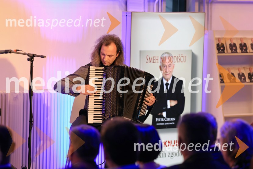  Marko Hatlak, harmonikarSmeh na sodišču, predstavitev knjige Petra Čeferina