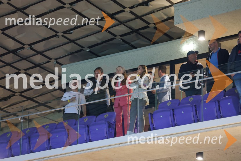 Nogomet, Maribor:Olimpija - večni derbi prekinjen zaradi kaosa na tribunah