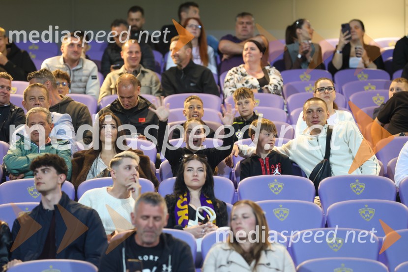 Nogomet, Maribor:Olimpija - večni derbi prekinjen zaradi kaosa na tribunah