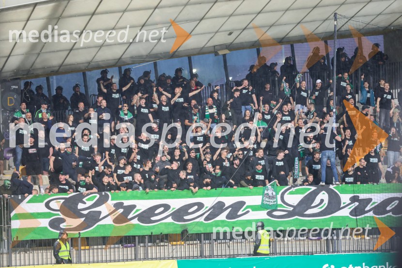 Nogomet, Maribor:Olimpija - večni derbi prekinjen zaradi kaosa na tribunah