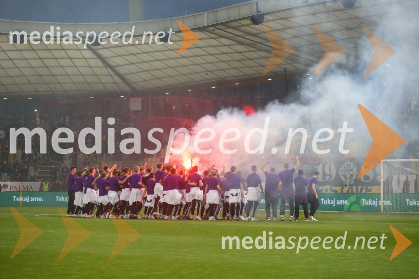 Nogomet, Maribor:Olimpija - večni derbi prekinjen zaradi kaosa na tribunah