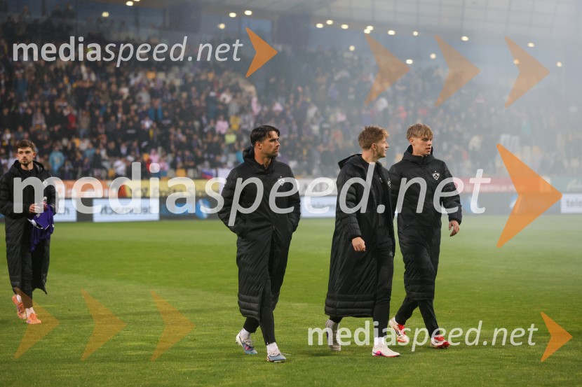 Nogomet, Maribor:Olimpija - večni derbi prekinjen zaradi kaosa na tribunah