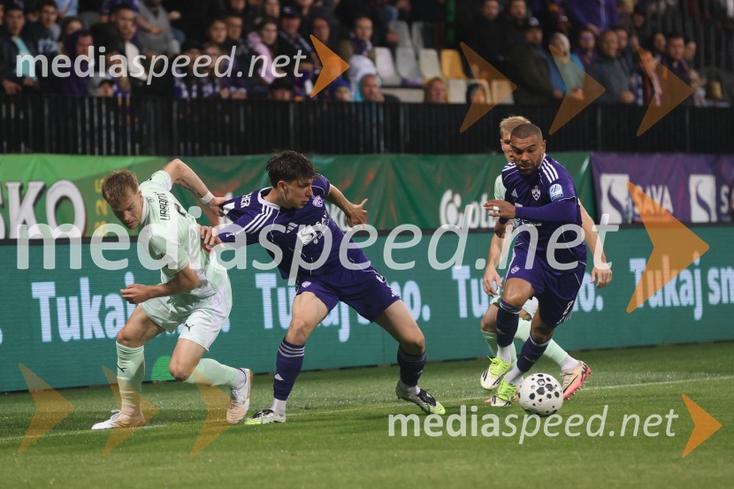 Nogomet, Maribor:Olimpija - večni derbi prekinjen zaradi kaosa na tribunah