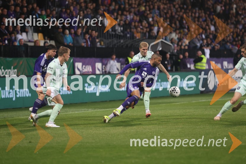 Nogomet, Maribor:Olimpija - večni derbi prekinjen zaradi kaosa na tribunah