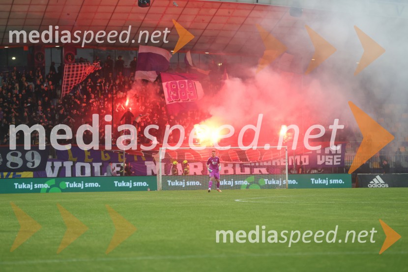 Nogomet, Maribor:Olimpija - večni derbi prekinjen zaradi kaosa na tribunah
