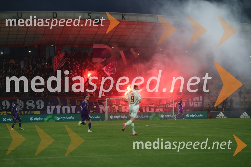 Nogomet, Maribor:Olimpija - večni derbi prekinjen zaradi kaosa na tribunah