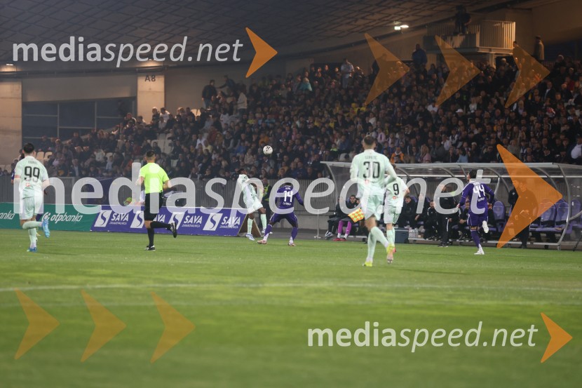 Nogomet, Maribor:Olimpija - večni derbi prekinjen zaradi kaosa na tribunah