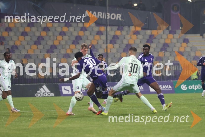 Nogomet, Maribor:Olimpija - večni derbi prekinjen zaradi kaosa na tribunah