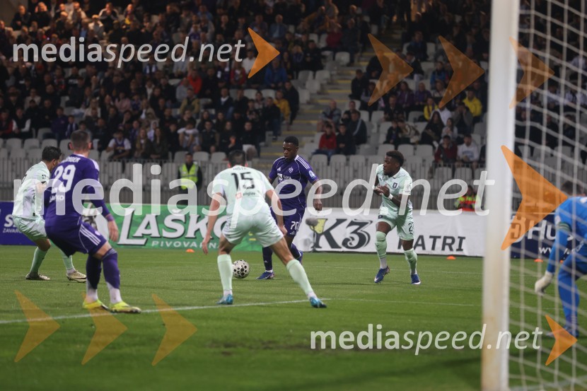 Nogomet, Maribor:Olimpija - večni derbi prekinjen zaradi kaosa na tribunah