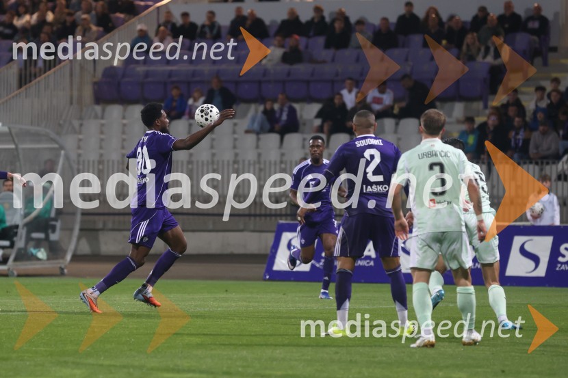 Nogomet, Maribor:Olimpija - večni derbi prekinjen zaradi kaosa na tribunah