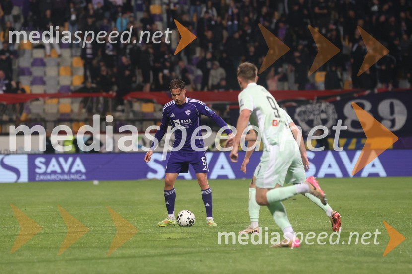Nogomet, Maribor:Olimpija - večni derbi prekinjen zaradi kaosa na tribunah