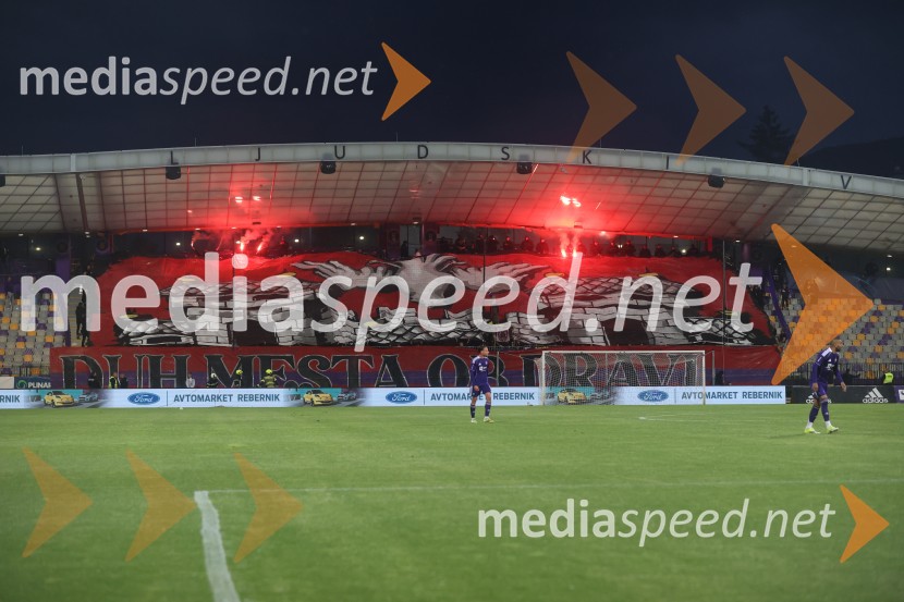 Nogomet, Maribor:Olimpija - večni derbi prekinjen zaradi kaosa na tribunah