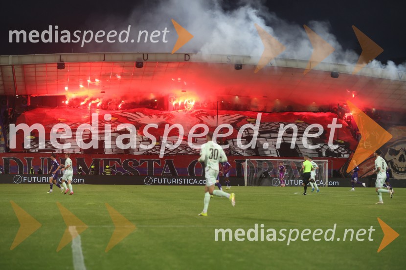 Nogomet, Maribor:Olimpija - večni derbi prekinjen zaradi kaosa na tribunah
