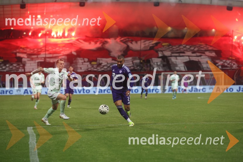 Nogomet, Maribor:Olimpija - večni derbi prekinjen zaradi kaosa na tribunah