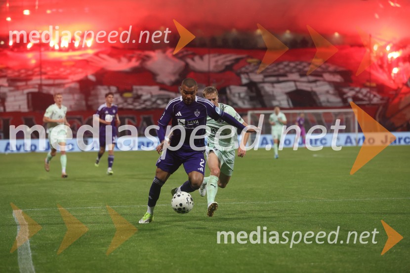 Nogomet, Maribor:Olimpija - večni derbi prekinjen zaradi kaosa na tribunah