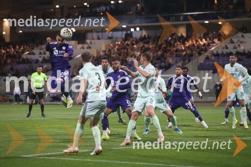 Nogomet, Maribor:Olimpija - večni derbi prekinjen zaradi kaosa na tribunah