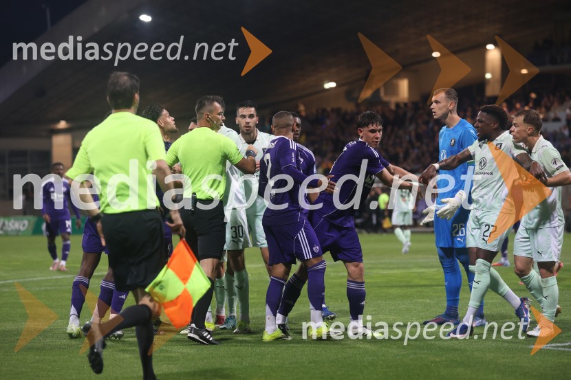 Nogomet, Maribor:Olimpija - večni derbi prekinjen zaradi kaosa na tribunah